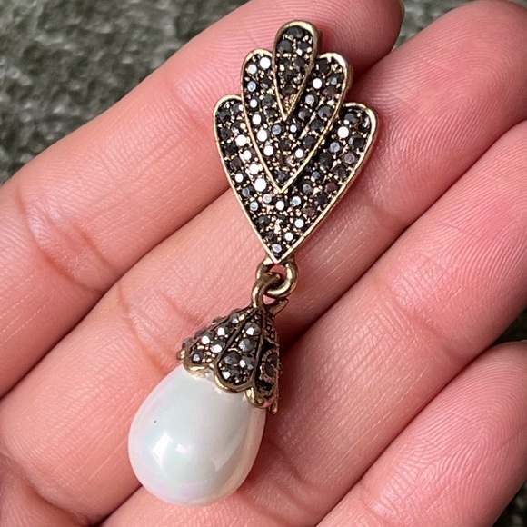 Pearl drop earrings with grey stones w/ backings - Picture 4 of 5